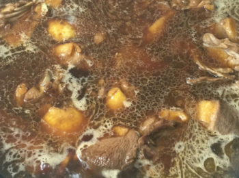 step6: 加水浸過鴨肉，大火燒滾，轉細火炆30分鐘，開蓋收汁