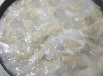 step7: 煮一鍋水~待水滾放入餃子煮到餃子浮起膨脹就可以