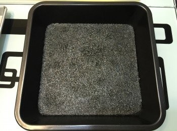 step7: 蒸後然用手慢慢把其中一角翹起，然後慢慢卷起來。這食譜分量可整三條，所以要重複做多2次以上程序。