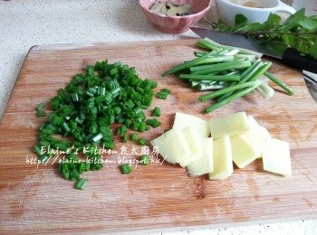 step1: 蔥洗淨分別切段及切粒 , 薑去皮切片