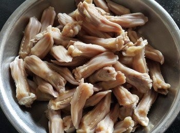 step2: 用薑，少少鹽，黃酒出水半熟