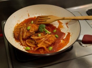 step4: 將炸好豬排一起放入燴煮，待收汁即可