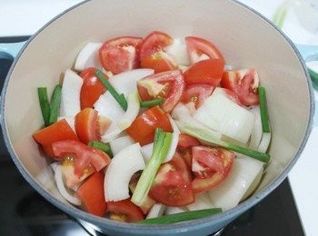 step3: 在鍋中倒入些許油把洋蔥.番茄.蔥和薑片炒香~~~