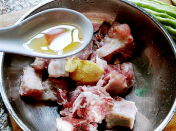 step2: 薑片拍扁、1勺料酒，加入排骨去腥。