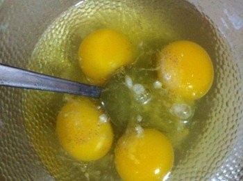 step2: 開始調製蛋汁，把剩餘的調味料【咖哩粉除外】加入蛋裡面，從粉攪拌均勻。