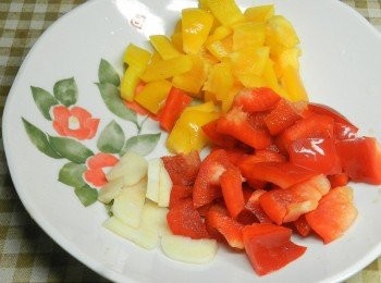 step2: 紅黃椒切約1公分平方的小丁，蒜頭切片