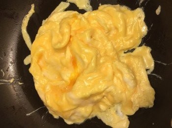 step2: 熱鍋，落少許油。熱油落蛋漿，立刻收小火。然後見底層有蛋成形就向內中心推。不斷重複直至成滑蛋。立刻離火備用。