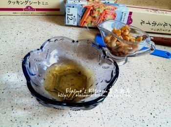 step10: 期間將餘下煎<a href="https://bit.ly/2ZxapeY" target="_blank" data-keyword="雞扒" class="guide-link"><strong>雞扒</strong></a> <span style="display:inline-block;vertical-align:middle;margin-top:-3px;color:initial;border-radius:3px;padding:2px 3px;font-size:12px;line-height:14px;background:#87d300;color:#fff;">即買</span> 的油及一半份量的蒜粒盛起