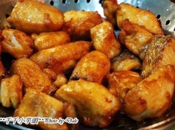 step4: 放入少許地瓜粉稍稍抓一下，為的是在下鍋油炸時魚肉不容易散開外，油炸時鎖住肉汁！