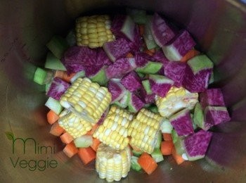 step2: 1) 洗淨粟米，切段﹗雪耳先浸軟，汆水、切開﹗
2) 洗淨紅蘿蔔、青蘿蔔、粉芯蘿蔔去皮，切粒﹗