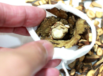 step2: 把所有香料放進小沙布袋裡。綁好備用。