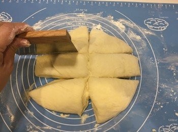 step2: 再將麵團切成六份