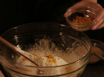 step6: 加入調味材料楓樹糖漿, 玉桂粉, 薑粉, 冧酒等等再次撈勻麵團