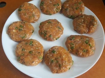 step5: 將已攪拌好的魚肉漿搓成圓球，再稍壓扁，冷藏半小時。