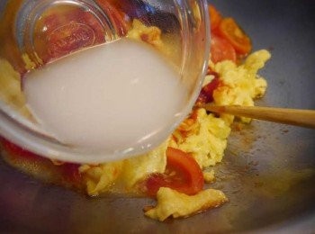 step6: *最後放入加水攪拌後的太白粉液，快速攪拌後撈起。