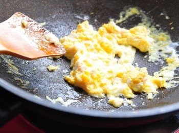 step2: 先將雞蛋於鍋中略拌炒約5~6分熟起鍋備用