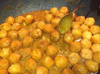 step1: 先滾鑊爆香大量蒜頭, 然後放入印度咖哩粉兩湯匙，馬上下椰汁一罐，寧記麻辣醬1湯匙，再放入黃金炸魚蛋3大包， 加入雞粉一茶匙，海鮮醬兩湯匙，加水半碗，蓋上鑊蓋煮至魚蛋熱透為止。因為每種咖哩粉濃度有不同，所以我見議份量慢慢加，直到自己覺得夠味為止。寧記麻辣醬都好辣吓，所以又係自己調教。鹹度多少就以雞粉多少來決定