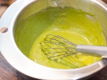 step2: <span class="group_1">蛋黃糊</span>材料用手動打蛋器攪勻至無粉粒備用