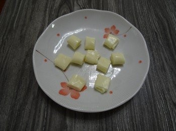 step2: 芝士片卷起，略為按壓， 切成小粒