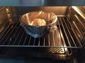 step3: 接著在盆裡蓋上保鮮膜放入大同蒸烤箱內, 使用【發酵】模式, 溫度設定40度, 時間30分鐘, 或至麵團兩倍大即可