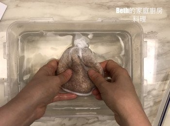 step4: 將冷開水倒入容器中，濾布放在水裡搓洗，剛開始會有滑滑的手感，搓至變成澀澀手感，開水也變成黃色即可，大約5分鐘