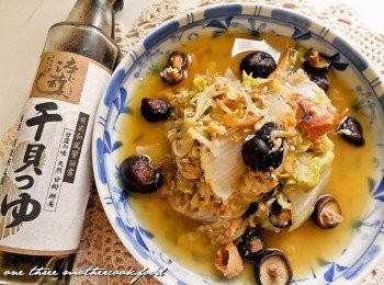 step5: 超鮮甜的湯頭加上煨軟爛入口即化的白菜~ 只能說真的好幸福≧▽≦y 如果搞工一點~可以炸個蛋酥更美味喲