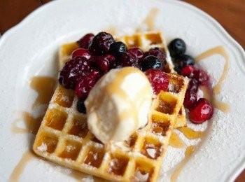 step6: 煮至金黃色即成！ 配上香草雪糕，糖漿及水果享用