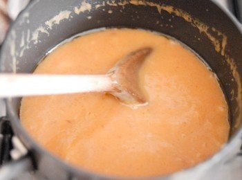 step3: <span class="group_2">焦糖漿</span>做法： 將所有材料放入煲內，用中火煮至糖和牛油溶化。然後煮至有氣泡出後，不停攪拌再煮6-8分鐘，至成淺棕色/焦糖色，然後離火