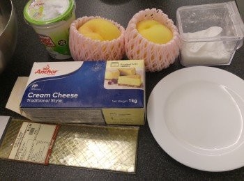 step1: 6吋模掃上牛油,再鋪上牛油紙備用。