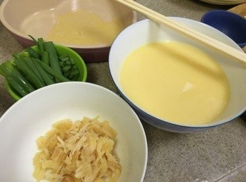 step1: 雞蛋先打發, 瑤柱用温水浸軟再蒸10-15分鐘至軟身, 再用手撕, 瑤柱水待涼後混合水, 蔥切粒