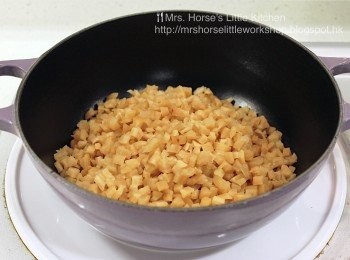 step3: 鍋子預熱後放入菜脯粒烘香，期間不斷翻炒蒸發水份令菜脯粒變得乾身，之後盛起備用。