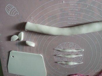 step4: 將粉糰搓成長條型,切成一粒粒約3g