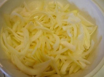 step2: *熱鍋入奶油，融化後放入蒜末以及洋蔥拌炒。