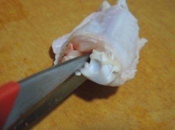 step2: 剪開另一端<a href="https://bit.ly/3zHU5V3" target="_blank" data-keyword="雞翼" class="guide-link"><strong>雞翼</strong></a> <span style="display:inline-block;vertical-align:middle;margin-top:-3px;color:initial;border-radius:3px;padding:2px 3px;font-size:12px;line-height:14px;background:#87d300;color:#fff;">即買</span> 骨的中間，令<a href="https://bit.ly/3zHU5V3" target="_blank" data-keyword="雞翼" class="guide-link"><strong>雞翼</strong></a> <span style="display:inline-block;vertical-align:middle;margin-top:-3px;color:initial;border-radius:3px;padding:2px 3px;font-size:12px;line-height:14px;background:#87d300;color:#fff;">即買</span> 兩條骨分開。