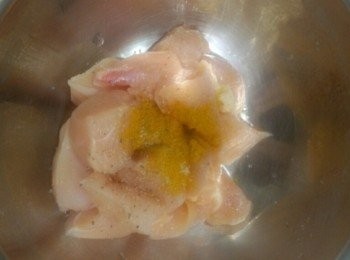 step1: 先將雞肉切成小塊,然後加入醃漬液●仔細拌勻後放約三十分鐘以上