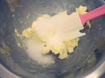 step2: 接著糖分兩次加入並且均勻攪拌!!