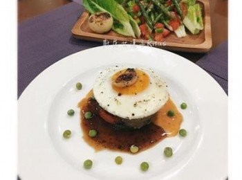 step8: 將青豆仁隨意放在盤子上。另外取ㄧ盤子放上美生菜和青椒、蕃茄丁，再加上煎過的四季豆，並在旁邊放上小洋蔥即可。可另外淋上油醋醬，或者直接與牛排醬汁ㄧ起食用。