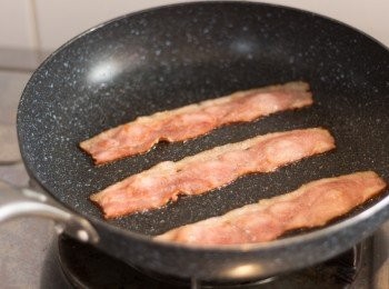 step1: 平底鑊不用下油，用中火煎香煙肉