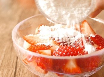 step4: 把士多啤梨洗淨印乾，去掟，每粒切成4份。把糖粉加入士多啤梨中，拌勻後靜置30分鐘。