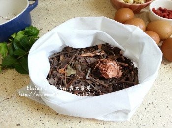 step1: 桑寄生放入魚袋內索緊 , 再放入煲內加入適量水蓋過魚袋