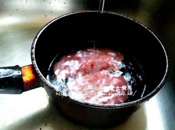 step1: 瘦肉放入煲內 , 加入水浸過面 , 用慢火將瘦肉出水 , 用水沖一沖洗瘦肉
