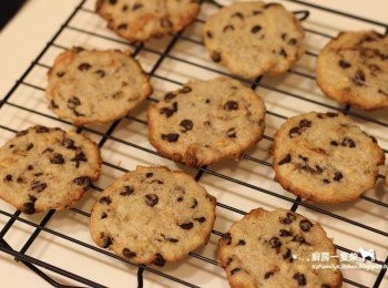 step10: 烘烤約13~15分鐘，出爐後先讓餅乾留在烤盤中約5分鐘，再移至鐵網上放涼後食用，或密封保存即可。