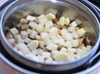 step3: 電源跳起時，約悶個5分鐘再開蓋.. ※筍丁放在最上層，用意是保留原味甜，讓香菇與醬汁融入米飯中，再均勻攪拌才有層次口感。