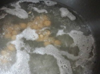 step5: 煮一鍋熱水~將捏成小圓的Q圓放入浮起時表示煮熟了,這時就可撈起備用~完成^^
