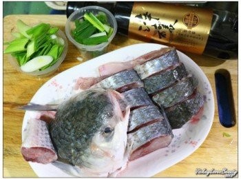 step1: 先買回來的烏魚洗淨之後去頭寺尾之後，將烏魚切成塊狀，抹鹽備用