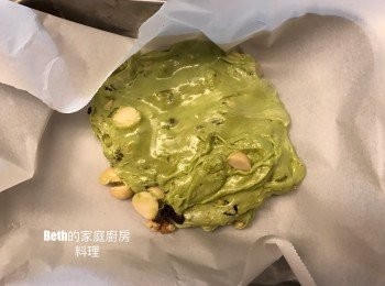 step6: 放在一張比糖果大2-2.5倍的烘培紙上