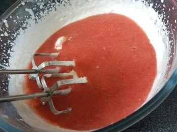 step8: 淡忌廉用電動打蛋器打至8成發；倒入士多啤梨蓉同士多啤梨粒，充分攪拌均匀