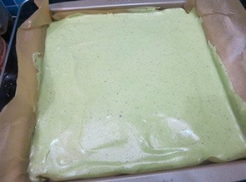 step9: 預熱烤箱160度
烤盤鋪上烘焙紙，再把蛋糕糊倒入
入爐烤20分鐘
烤好後連烘烙紙一起拿出來放涼
之後用慕絲蛋糕模印出兩片蛋糕備用