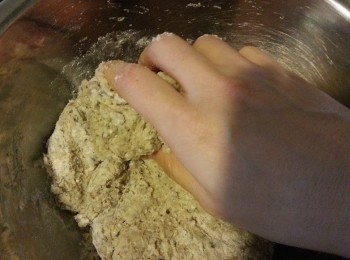 step2: 所有材料除除酪梨油外 置入盆中慢慢拌勻；以手揉搓置不沾手成團置於溫暖處醒麵發酵