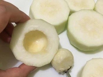 step3: 用匙羹在節瓜中間刮出節瓜肉